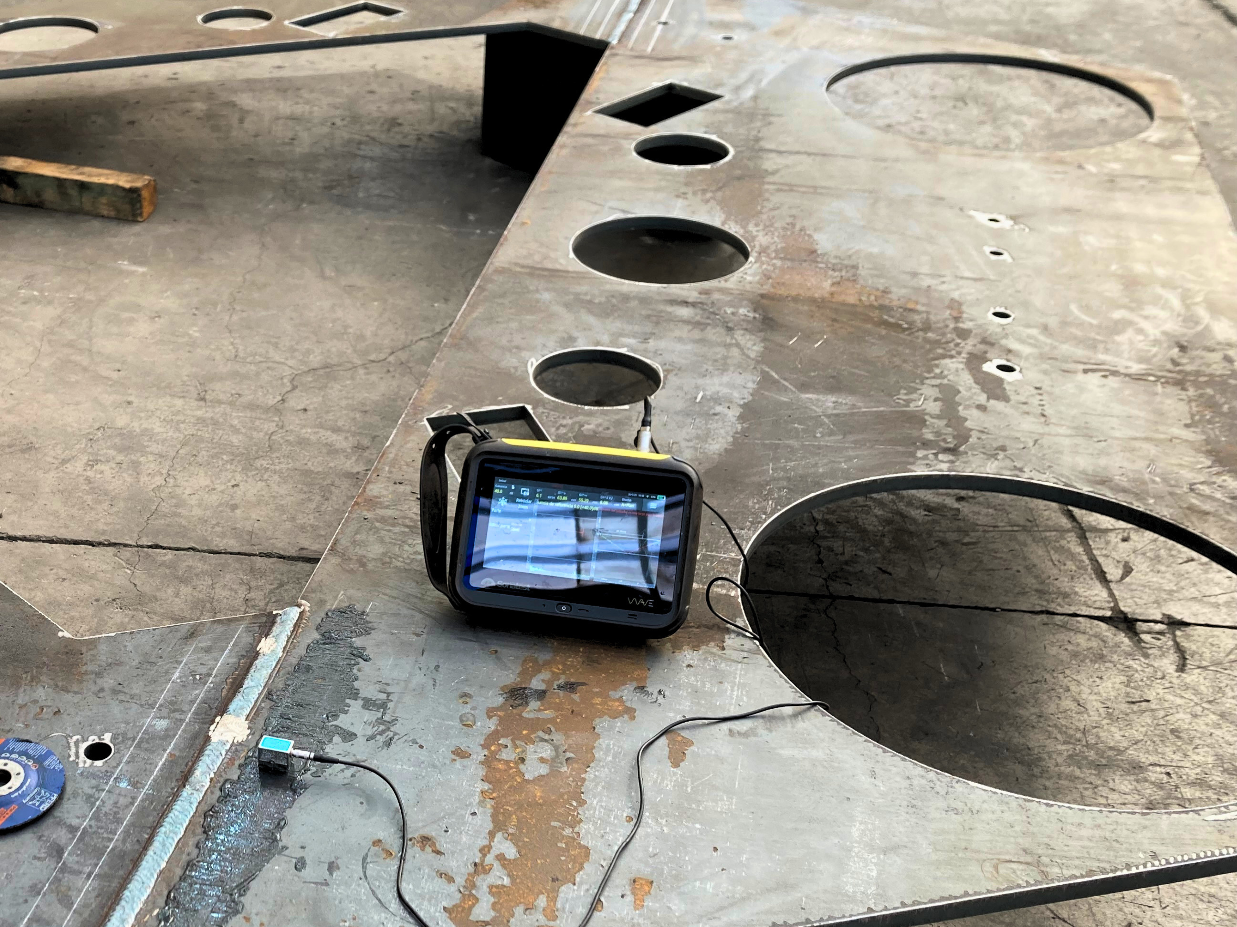Inspección por ultrasonido para la detección de fisuras y porosidad en cordones de soldadura.